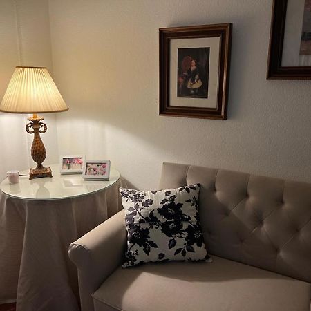 Apartamento Turistico R. Gonzalez Abreu Seville Exterior photo